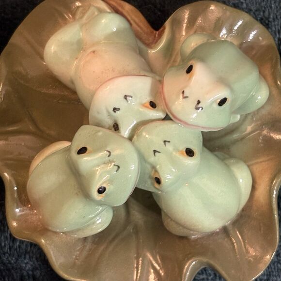 Four Green Frogs Lounging On A Lily Pad Ceramic Figurine Vintage Fairy Cottage - Picture 7 of 7